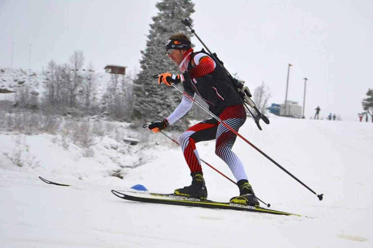 Langläufer in Aktion auf schneebedecktem Terrain, ideal für Wintersportbegeisterte.