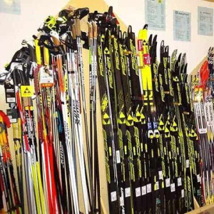 Langlaufskier in verschiedenen Ausführungen im Fachgeschäft in Saalfelden.