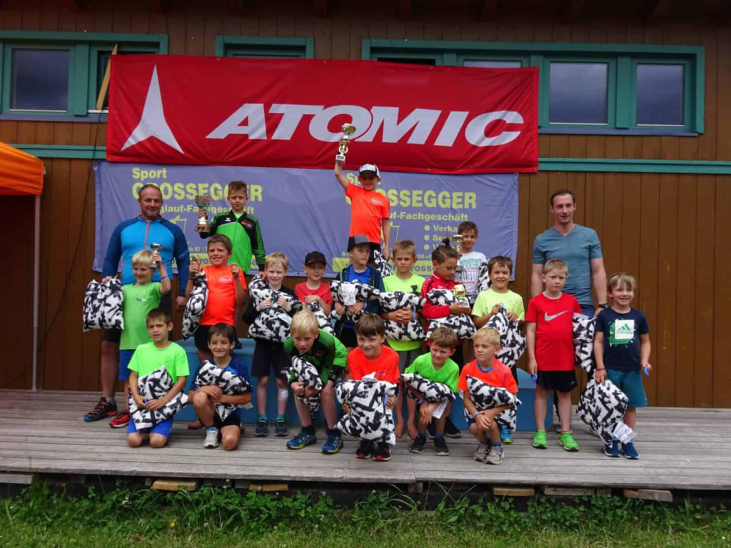 Jugendliche Teilnehmer bei der Sport GROSSEGGER Veranstaltung mit Urkunden und T-Shirts.