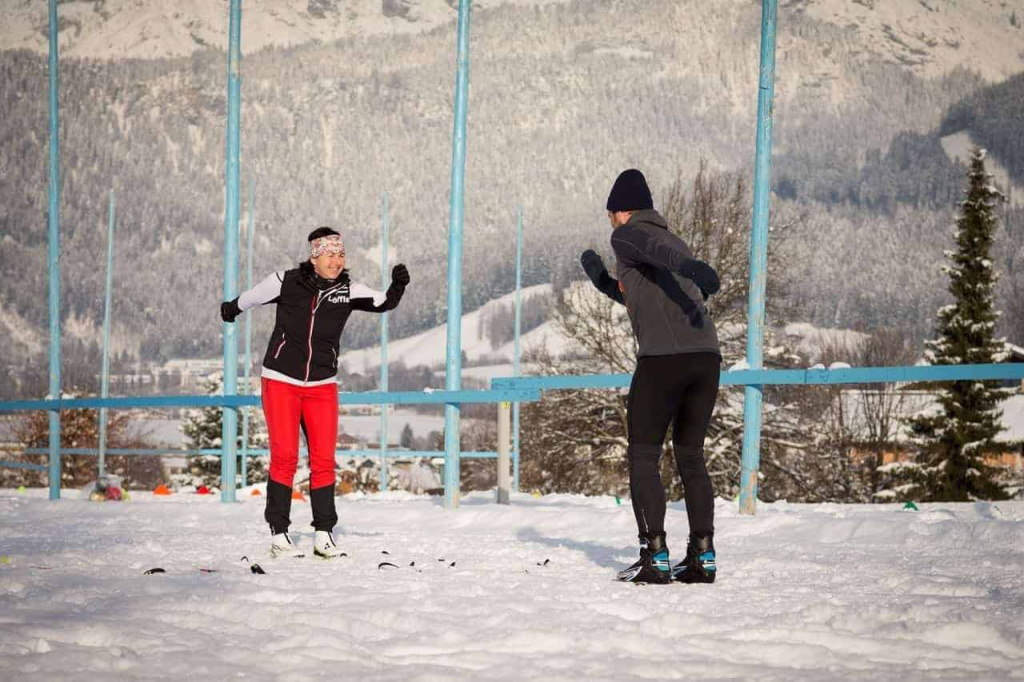 Zwei Personen trainieren im Schnee Langlauftechniken in Saalfelden.